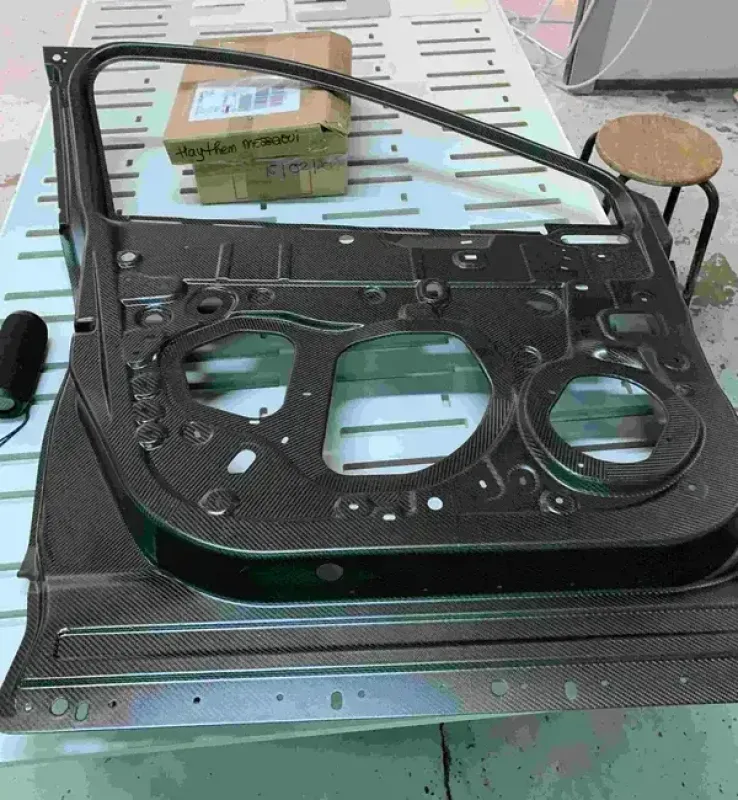 Porti&egrave;re en carbone